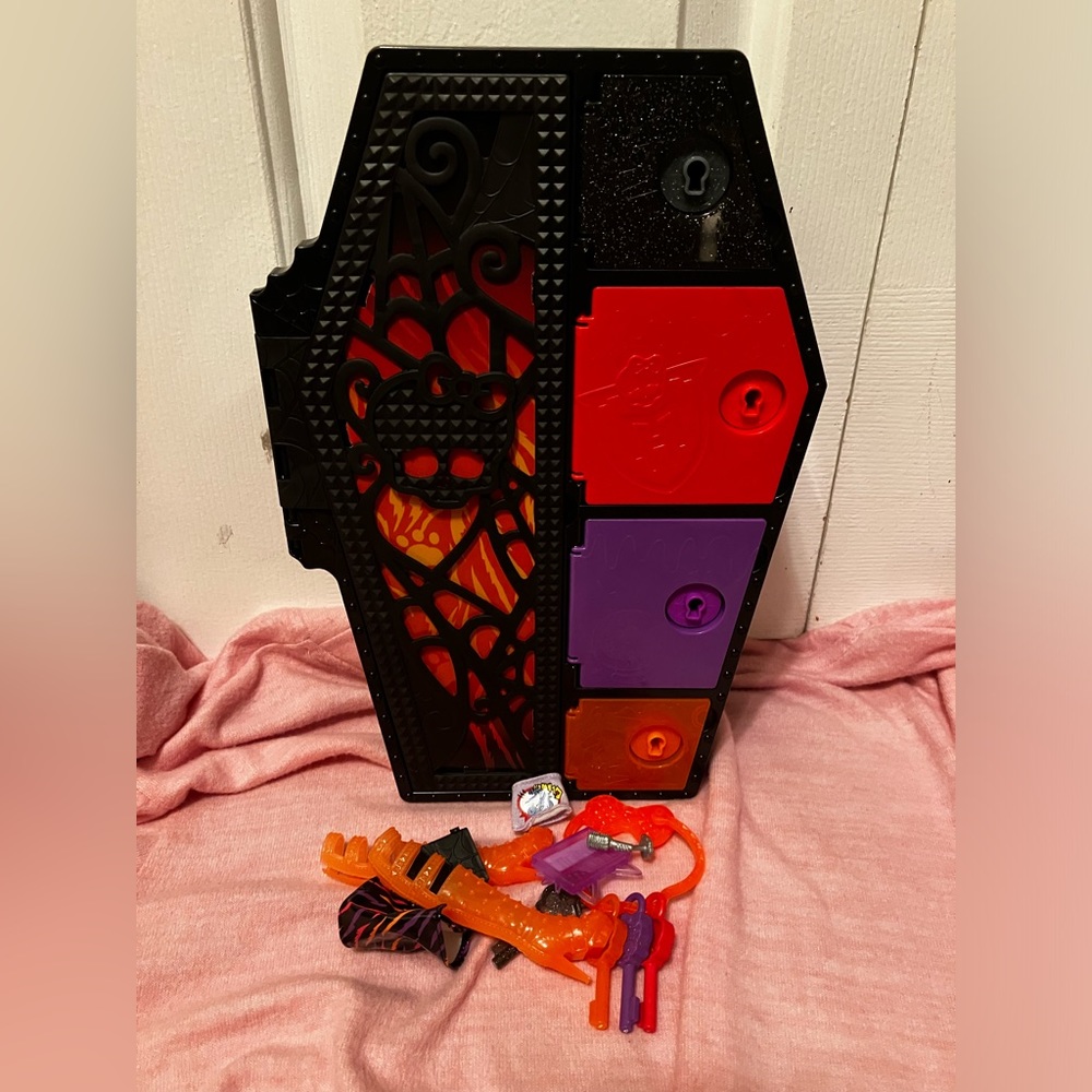 Monster High Skulltimate Secrets Neon Frights Toralei Strip Locker & Accessories